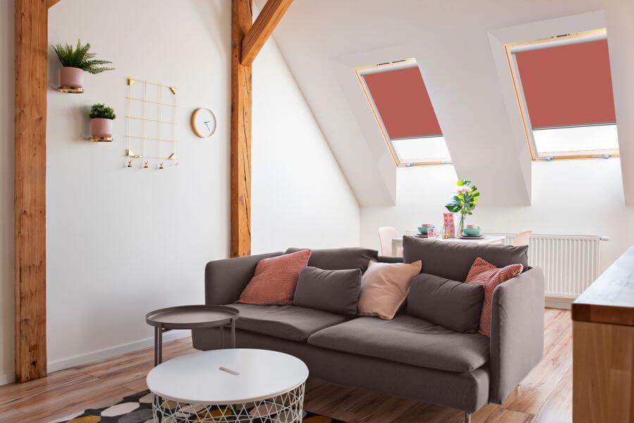 Dachfensterrollo Basic Dimout 3735 in rot - Wohnzimmer